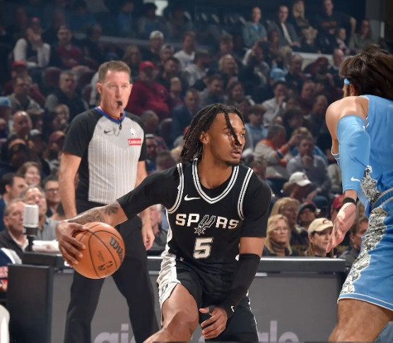 卡斯尔能力先不说，最近态度真的不对迪文反抢发球命中三分那球，从抢断到投篮完全有