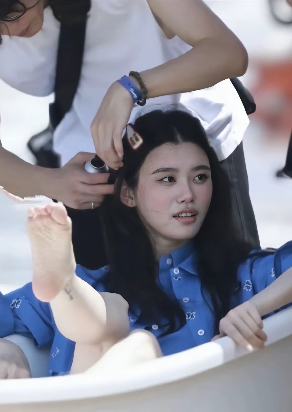 奚梦瑶个子那么高，脚却那么小