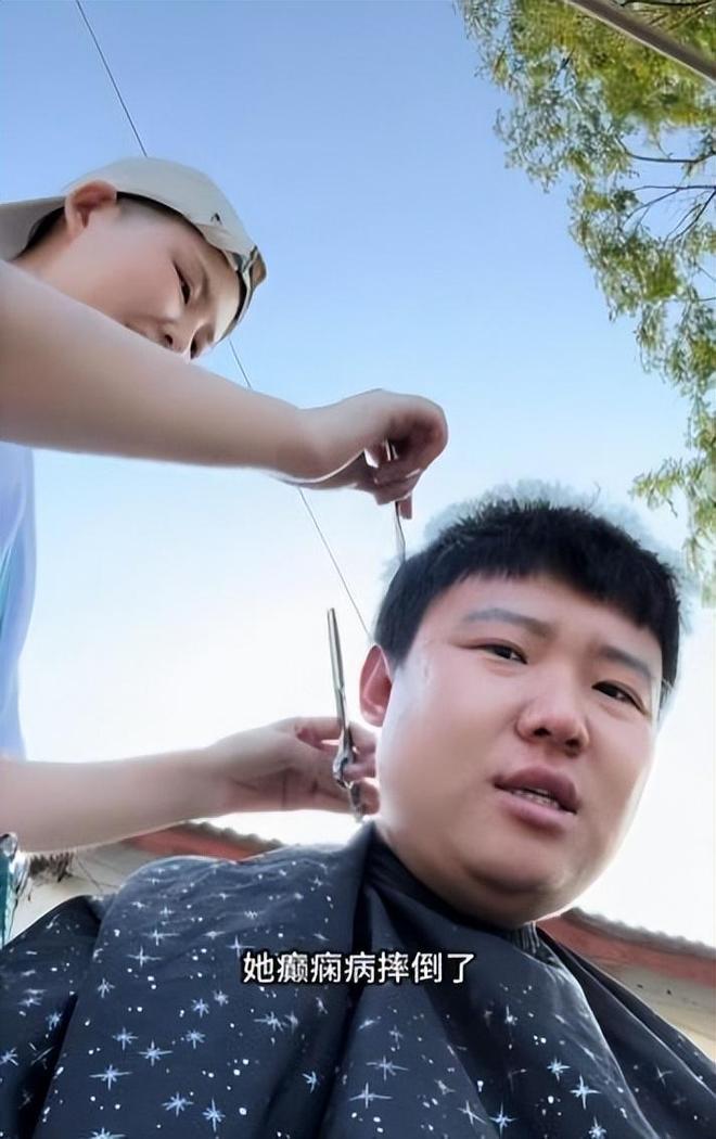 “看哭了！”湖北仙桃，一名女孩在街边理发，身边有个牌子，“8元一位”，