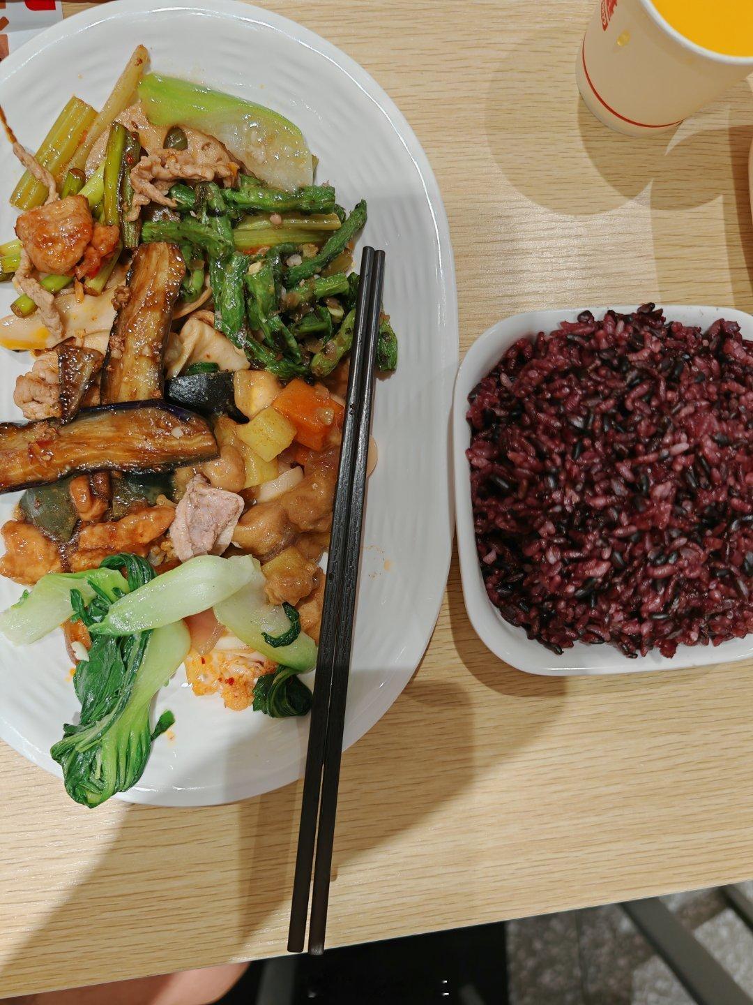 还是平民餐饮吃的畅快，十几块钱搞定，这种大锅炒的，还不用考虑什么造贾[doge]