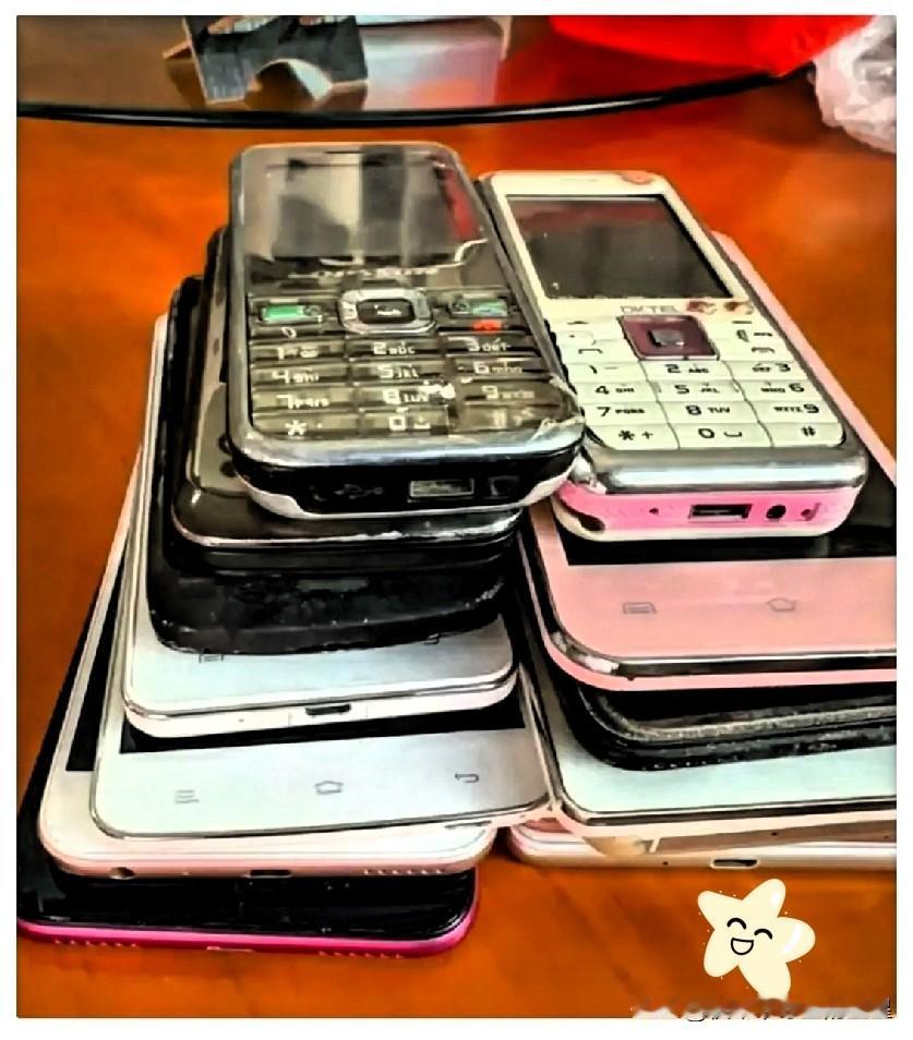 我妈攒了好几年的旧手机，整整12部，昨天兴冲冲拿去回收店卖，老板随便翻了两下，直
