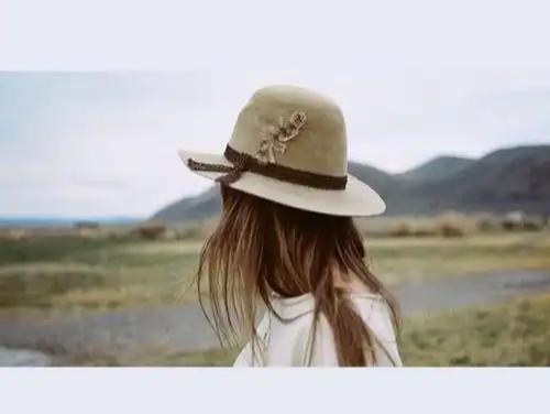 心理学家说：“一个真正被很多人真心尊重、长久欣赏的女人，并不是因为她长得多惊艳