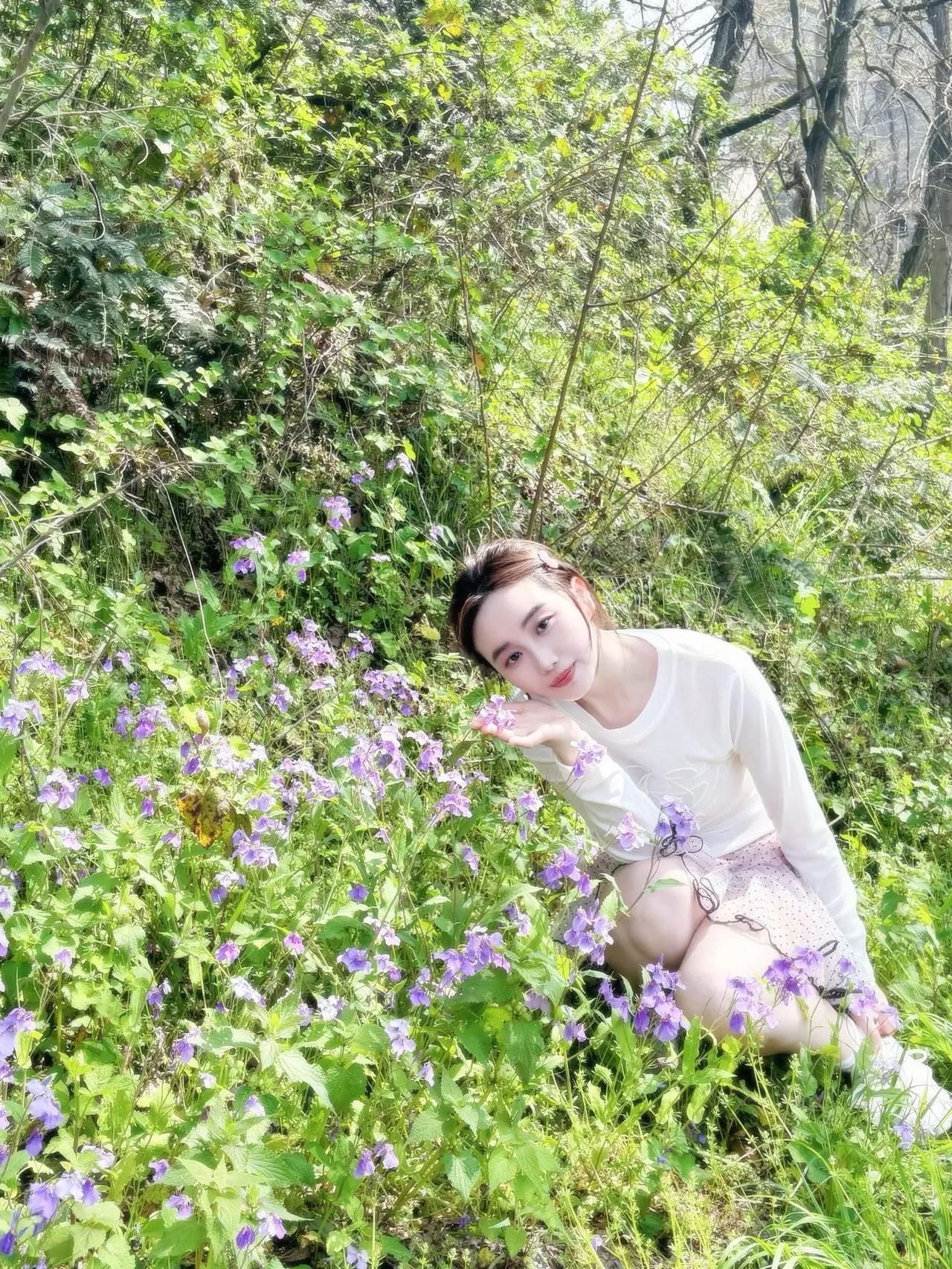 花间人影动，春意满芳丛。