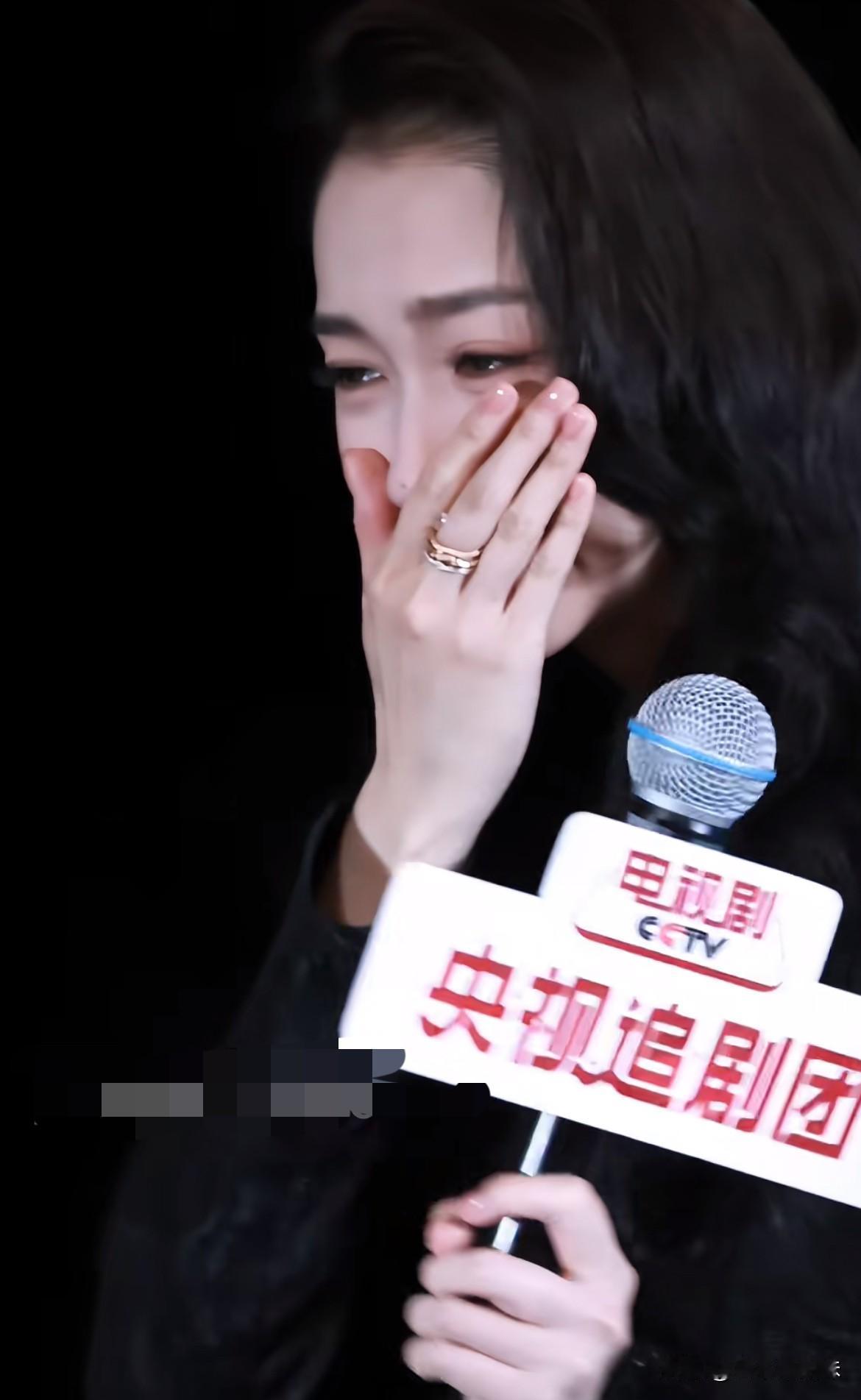 关晓彤在台上上演泪失禁[哭哭][哭哭]！她真的理解角色了[赞][赞]白化病患