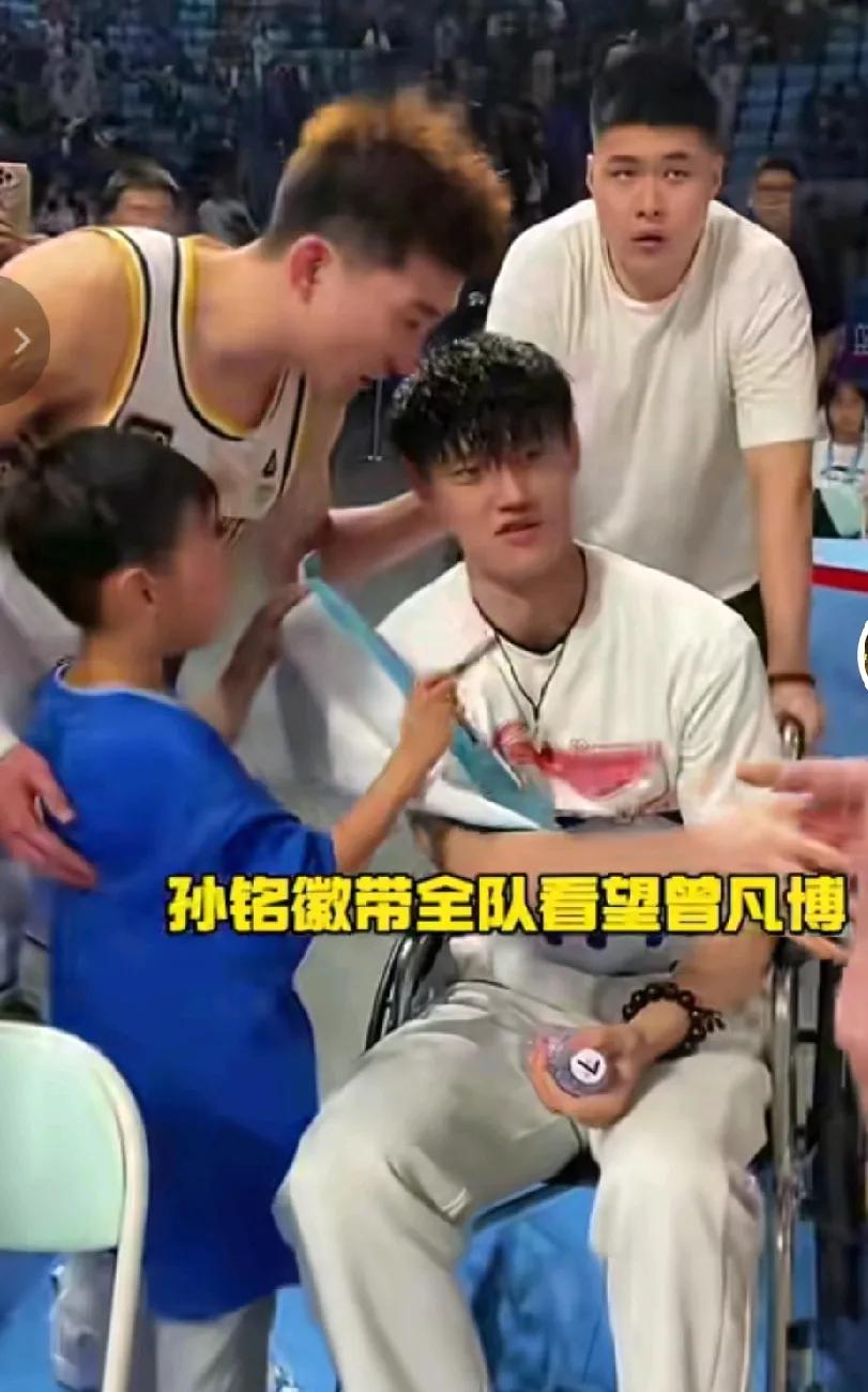 很感动，刚刚看到一则视频，CBA总决赛第三场结束后，赢球的浙江方兴渡队员在孙铭徽