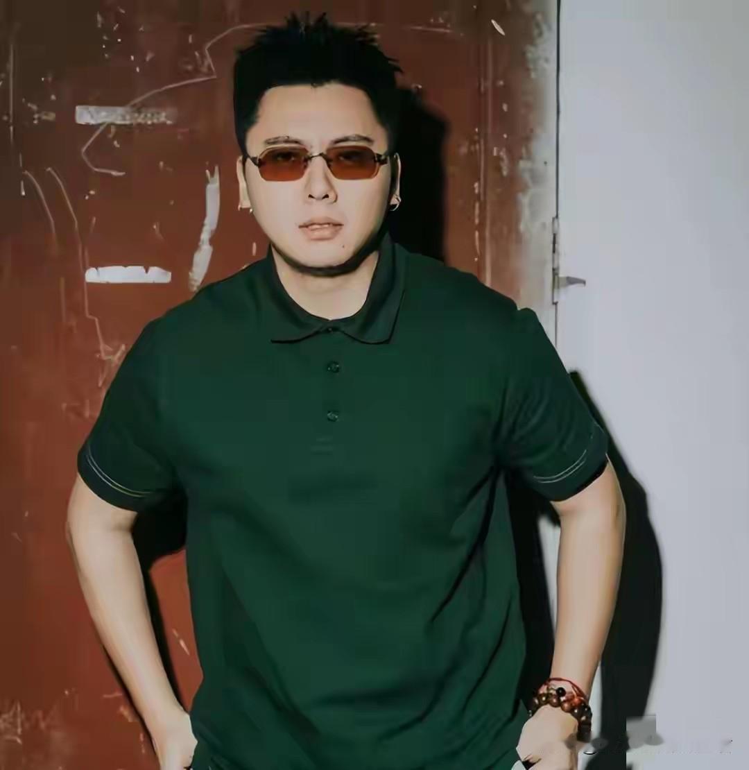 又有一个明星睡粉。好像是到每一个城市就找一个粉丝私联。其实我对这个根本无感，