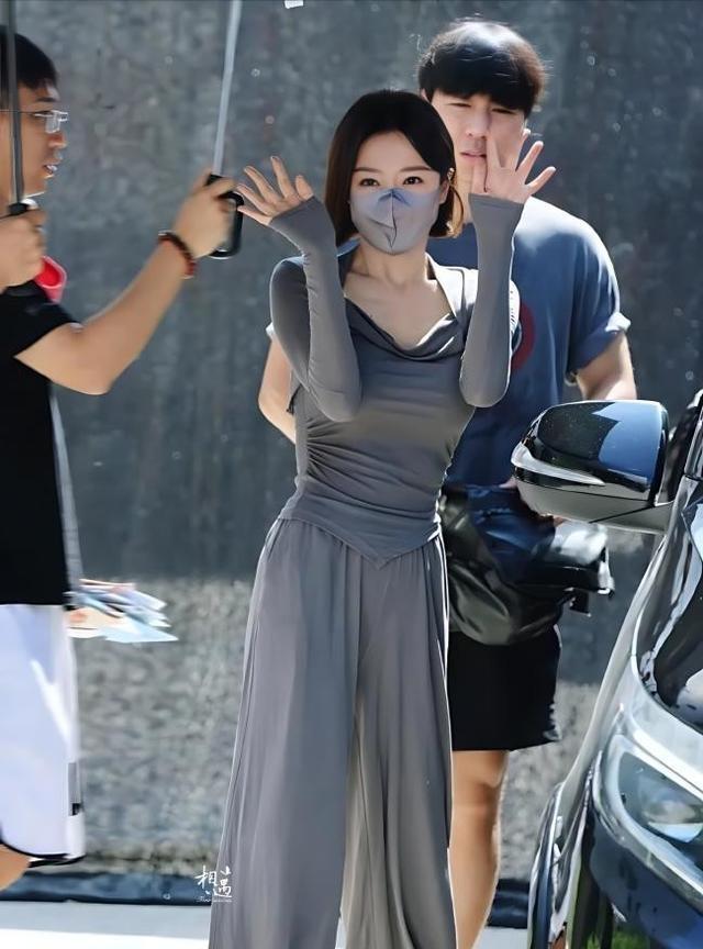 秦岚这状态服了！46岁还有巴掌腰，说24岁我都信