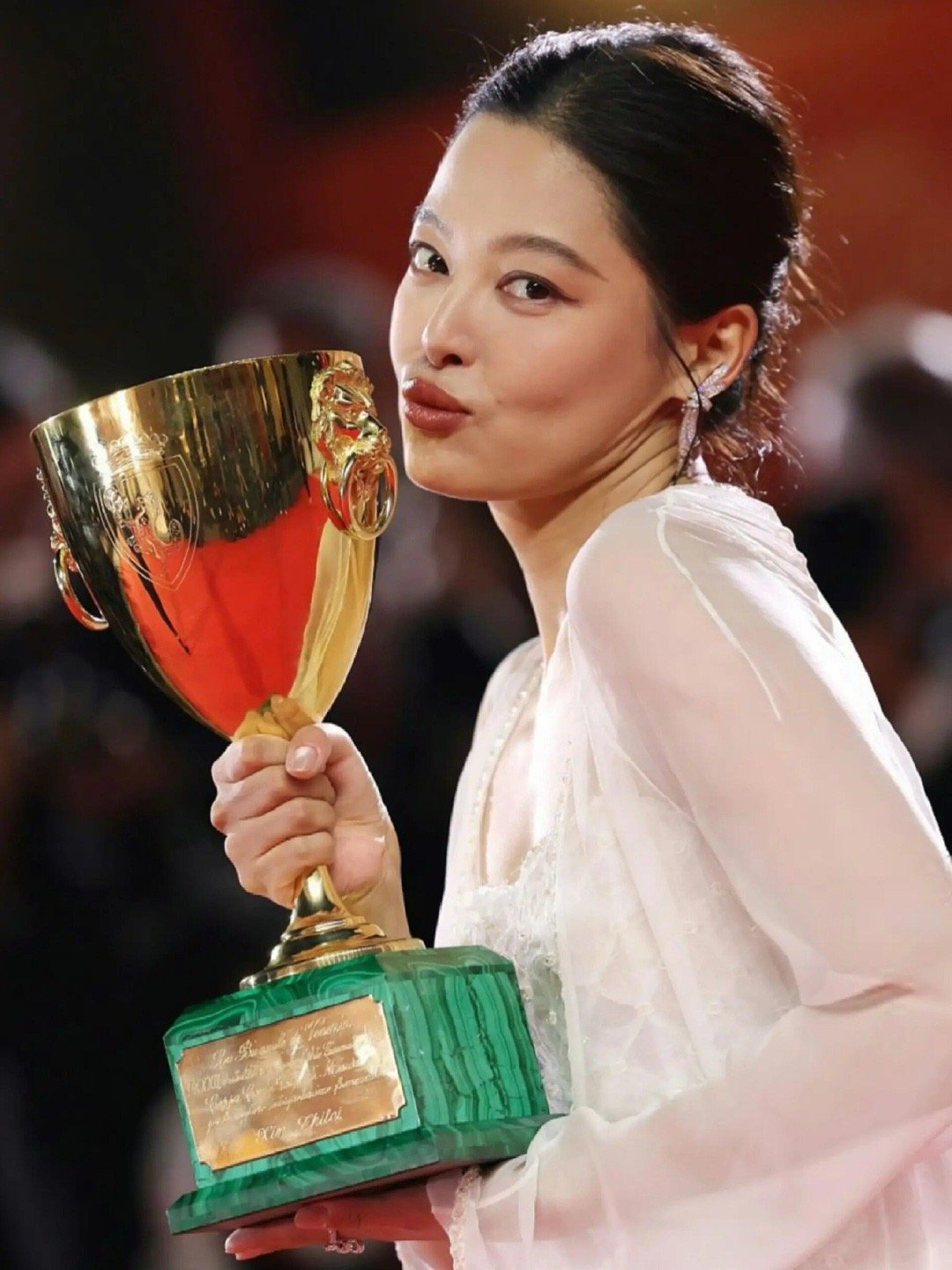 辛芷蕾从小的眼神里，都充满自信和野心​​​