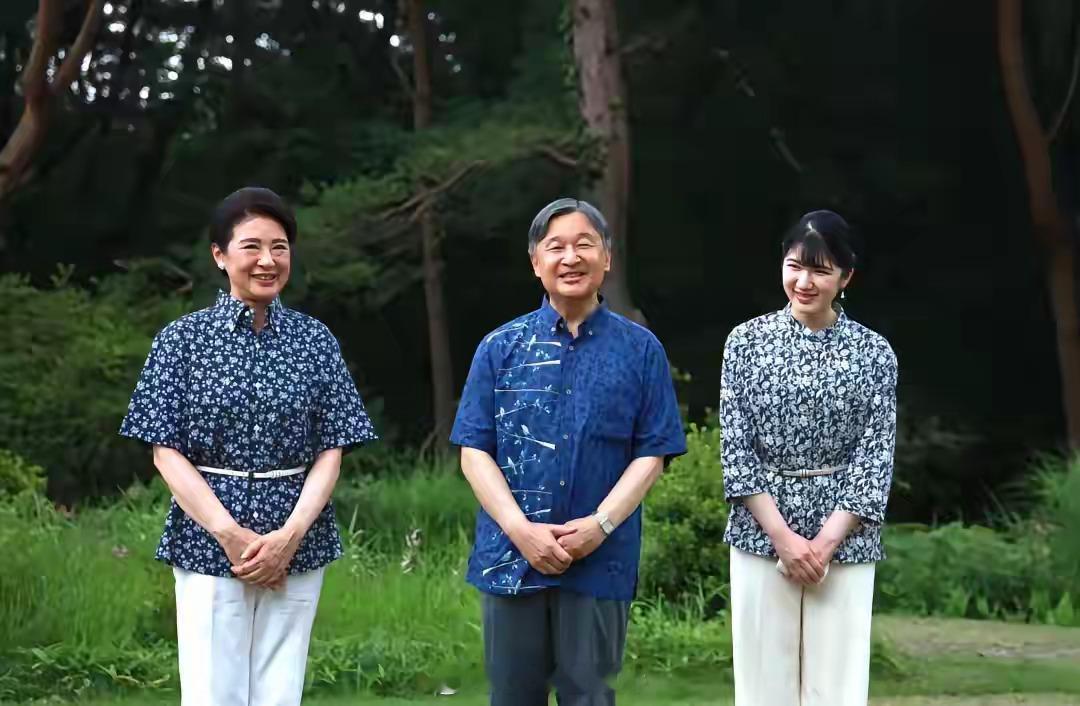 日本天皇一家人，身高目测1米4几。感觉“近亲繁殖”的家族，最后都成侏儒吧？