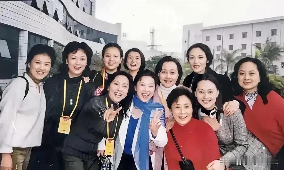 一张80年代的女演员集体大合影，认出了左边的宋春丽和中间的刘晓庆，你还能认识几位