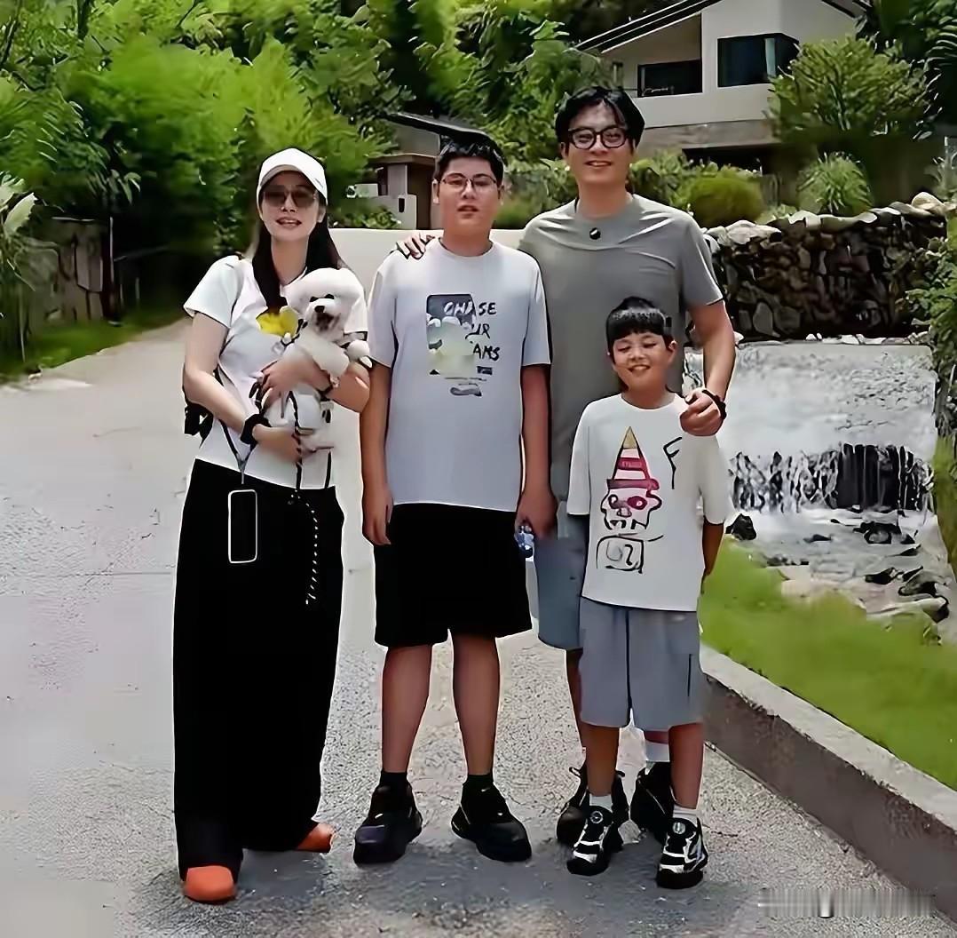 这两个星二代真的挺有出息的。陈龙的两个儿子，一个学习珠宝鉴定一个，一个打高尔夫