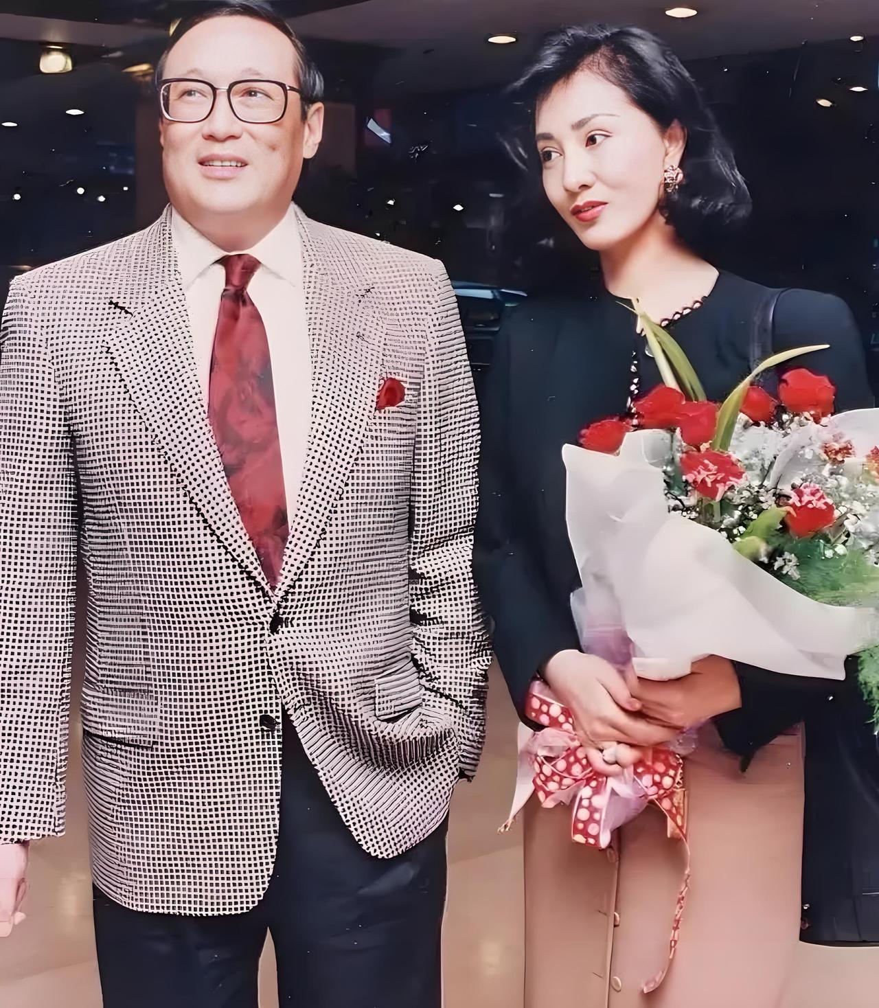 最近发现了一个特别佩服的女人——何莉莉。她本是香港影坛一颗璀璨的星，却一头扎进了