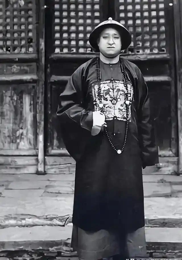 1920年，山东曲阜，孔府接到死讯：衍圣公死在京城，小妾肚子里那个要是闺女，孔家