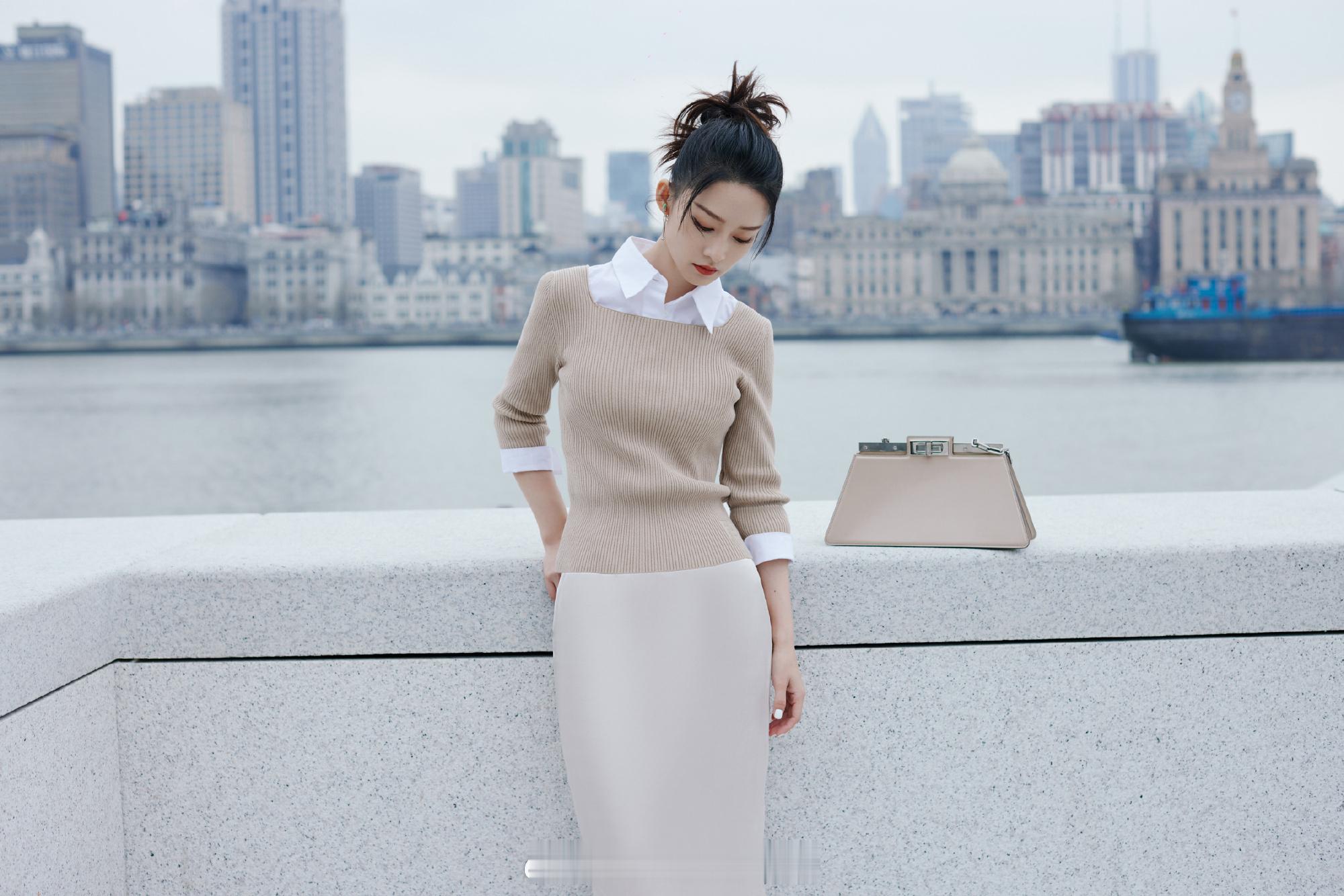 李沁灰白色彩穿搭