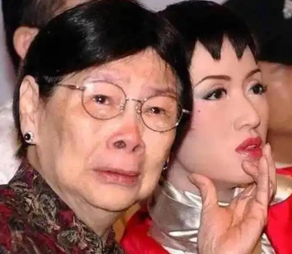 梅艳芳临终前，她妈妈痛骂她：你有2亿的遗产，只给我7万，你不孝！但梅艳芳不为所动