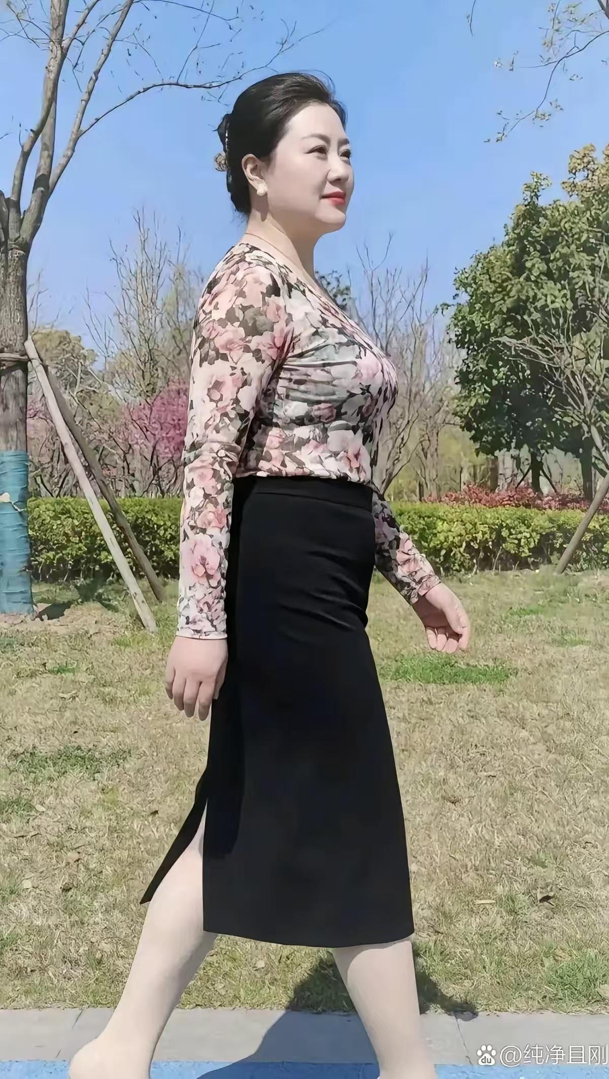 中年味人到中年滋味美，褪去青涩添智慧。稳重从容气韵随，举止端庄人敬佩。