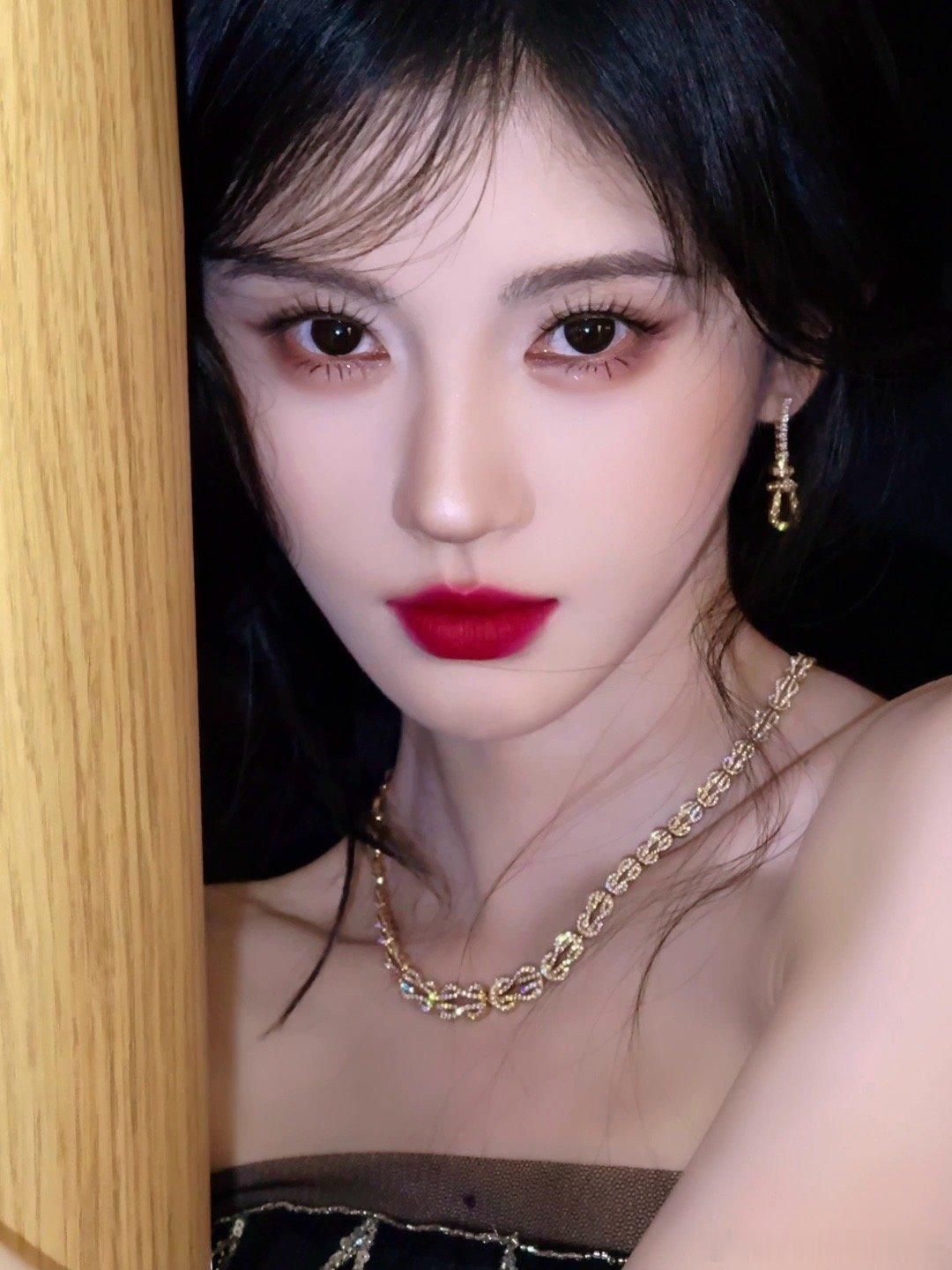 鞠婧祎蛇女感觉鞠婧祎这一次的蛇女造型真的是太明艳了，这个蛇蝎美人妆真的好适合她