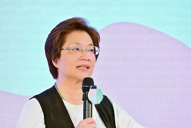 魏平政带邀请函登门等15分钟未见王惠美，谢寒冰认为魏平政此举错了。不过，王惠美已