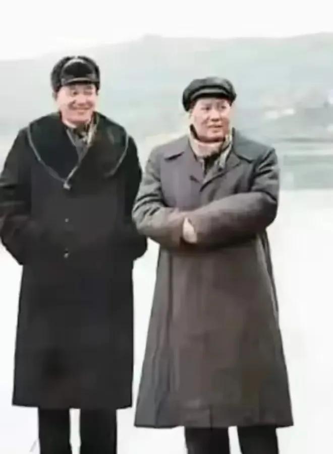 那时，毛主席和他的“大警卫员”罗瑞卿大将一同视察工作。两个人往那一站，罗瑞卿像个