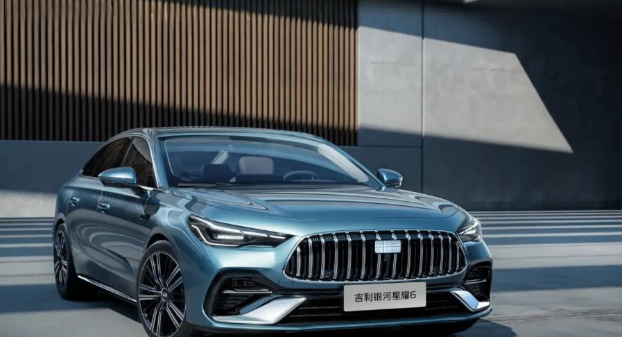 吉利真是追着比亚迪打啊。秦Plus：车长4780mm。星耀6：不好意思，我4