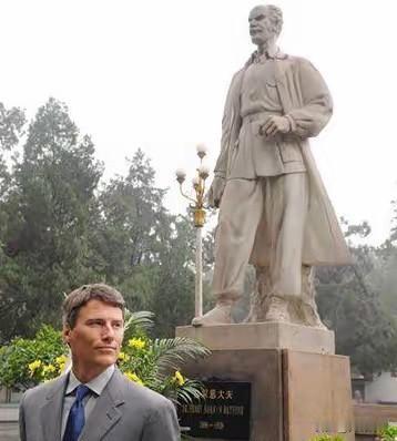 2015年，白求恩大夫的孙子马克·白求恩远赴中国，临行前他满心忐忑，不确定时隔这