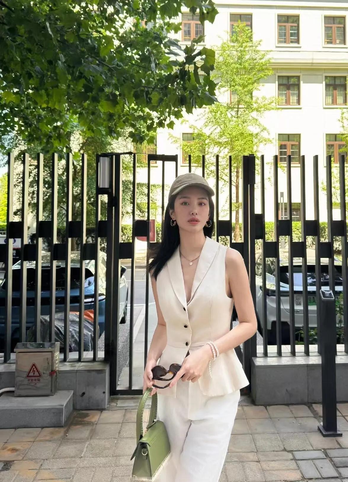 杨采钰教你用基础款穿出高级感！夏天不知道穿什么？照着她这套抄就对了！一件无袖