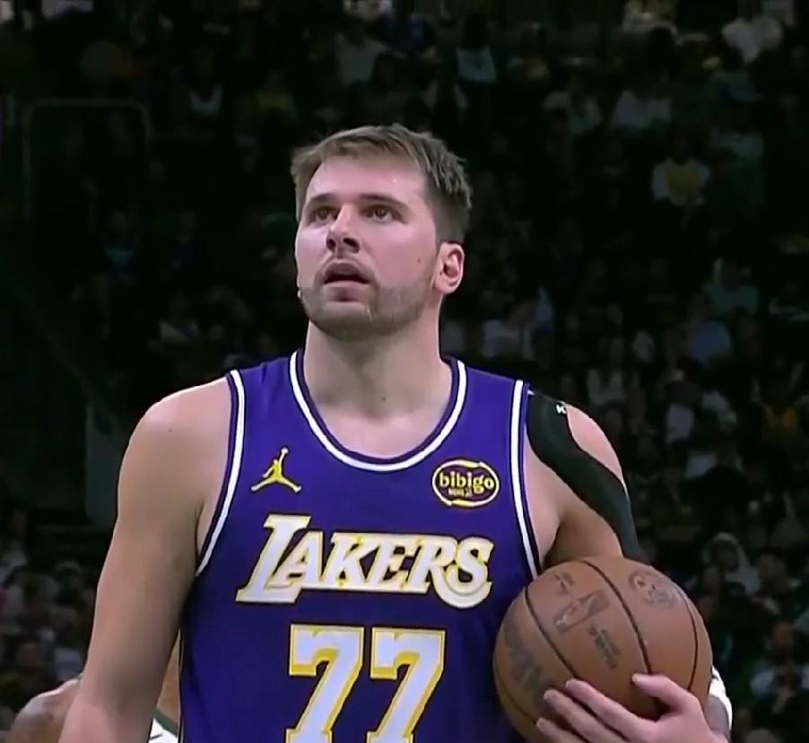 15场常规赛打完！！！湖人目前11胜4负排名西部第四。场均投篮出手：82.3