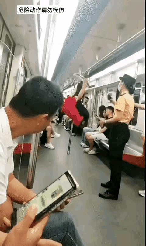不仅吃饱了撑的，还嚣张跋扈！把地铁扶手横杆当单杠使。一个六七十岁老人走进地铁，