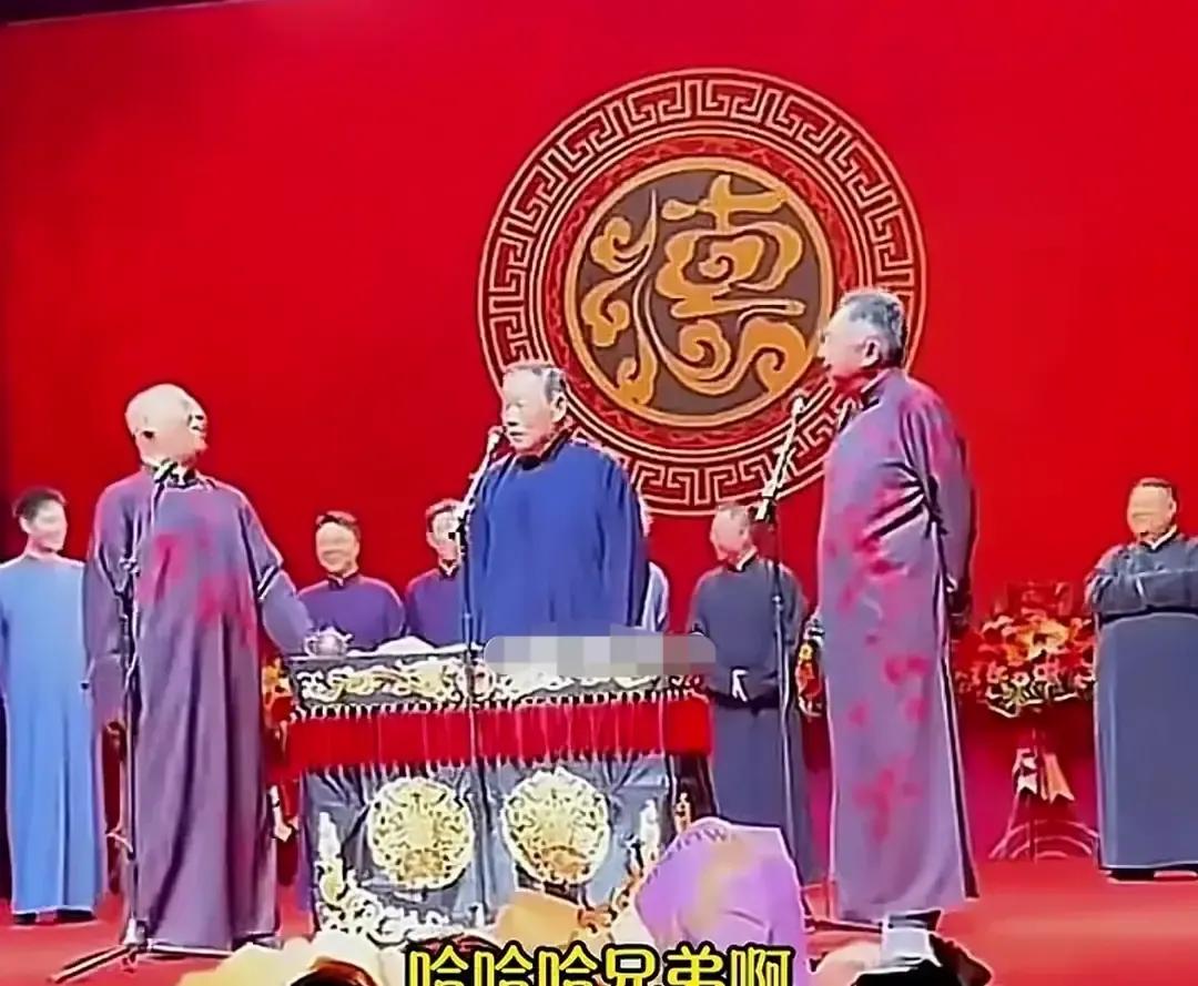 杨威拎着水果去德云社后台，郭德纲一句“威哥来了”把十年尴尬当场拆台。奥运冠军弯