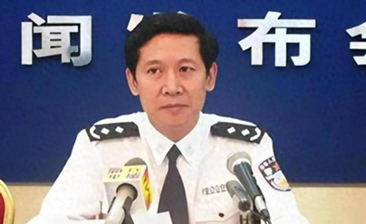 1998年，他指挥抓捕张子强，被奉为英雄。2010年，他站在被告席上，被判死缓。