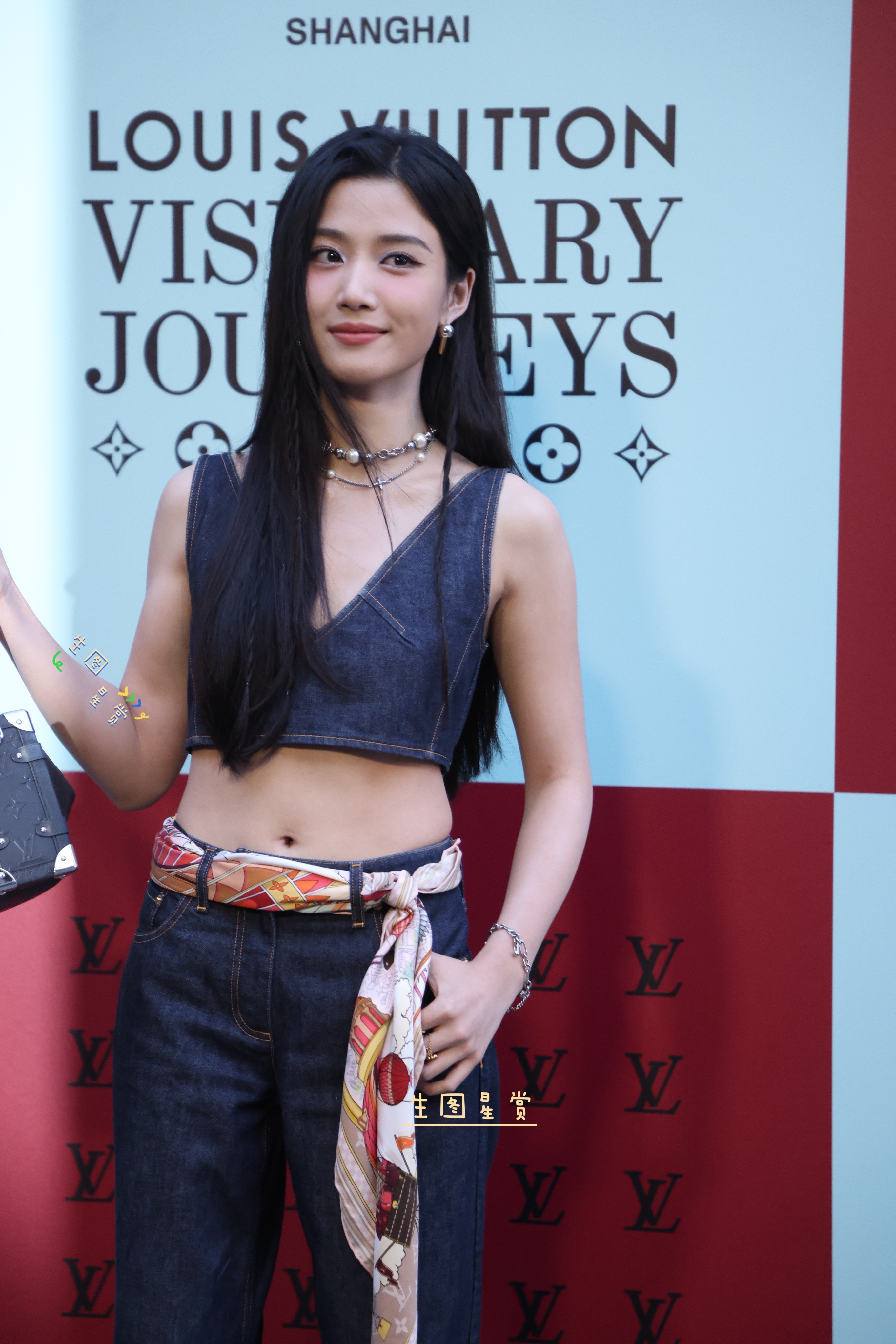 卢昱晓LV大秀红毯生图，露腰牛仔套装萌甜有型💙[抱抱]卢昱晓​​​