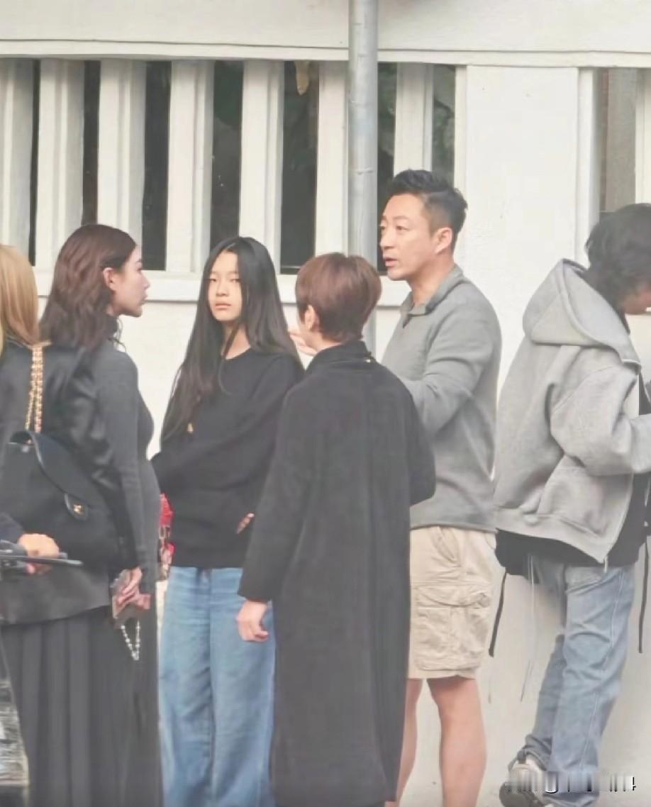 玥儿终于不怯场了，外出已经不需要戴口罩了，在广州游玩，马筱梅在户外街拍，玥儿和汪