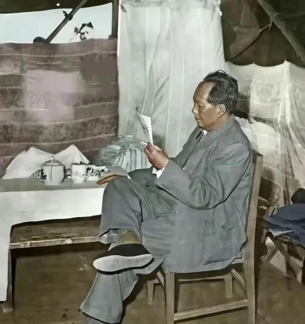 毛主席这张照片就像一个劳作后休息的普通老百姓家里的老父亲！试问还有谁？如此超凡脱