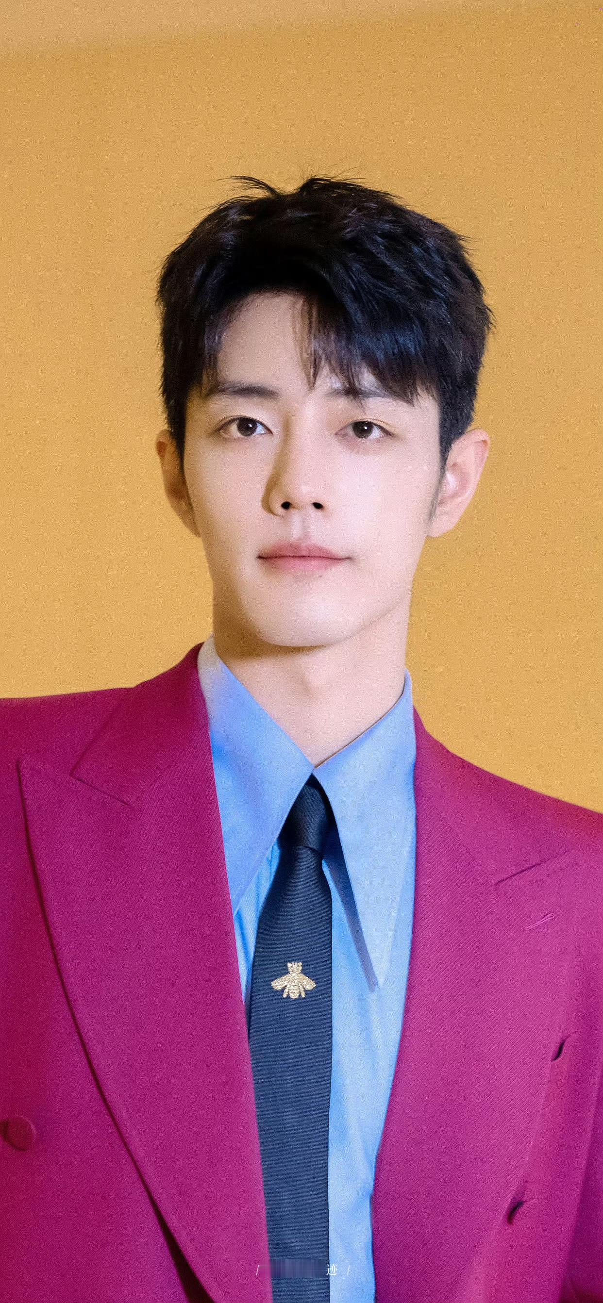 肖战特别惊艳的火龙果色！肖战这身太好看啦！不愧是行走的衣架子，什么色系都能驾驭