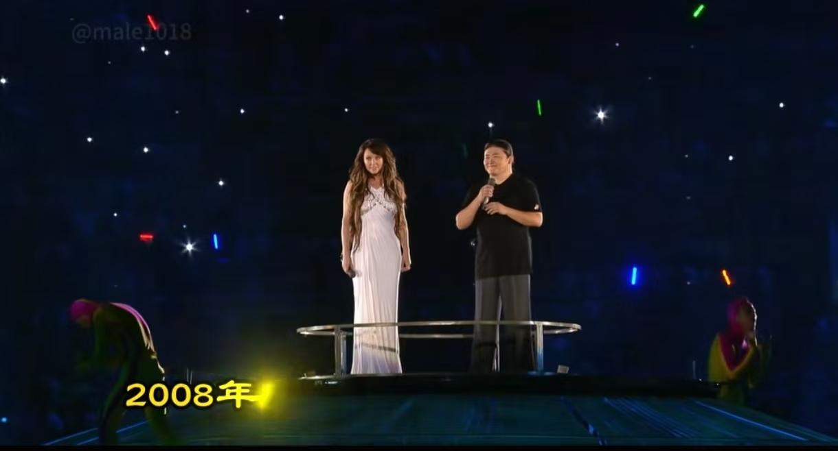 现在回头来看刘欢在2008年北京奥运会上的着装是一大败笔，因为那是一个世界上独一