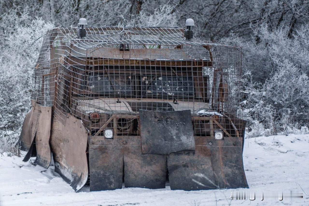 🇺🇦乌克兰军队的末日版悍马军车。