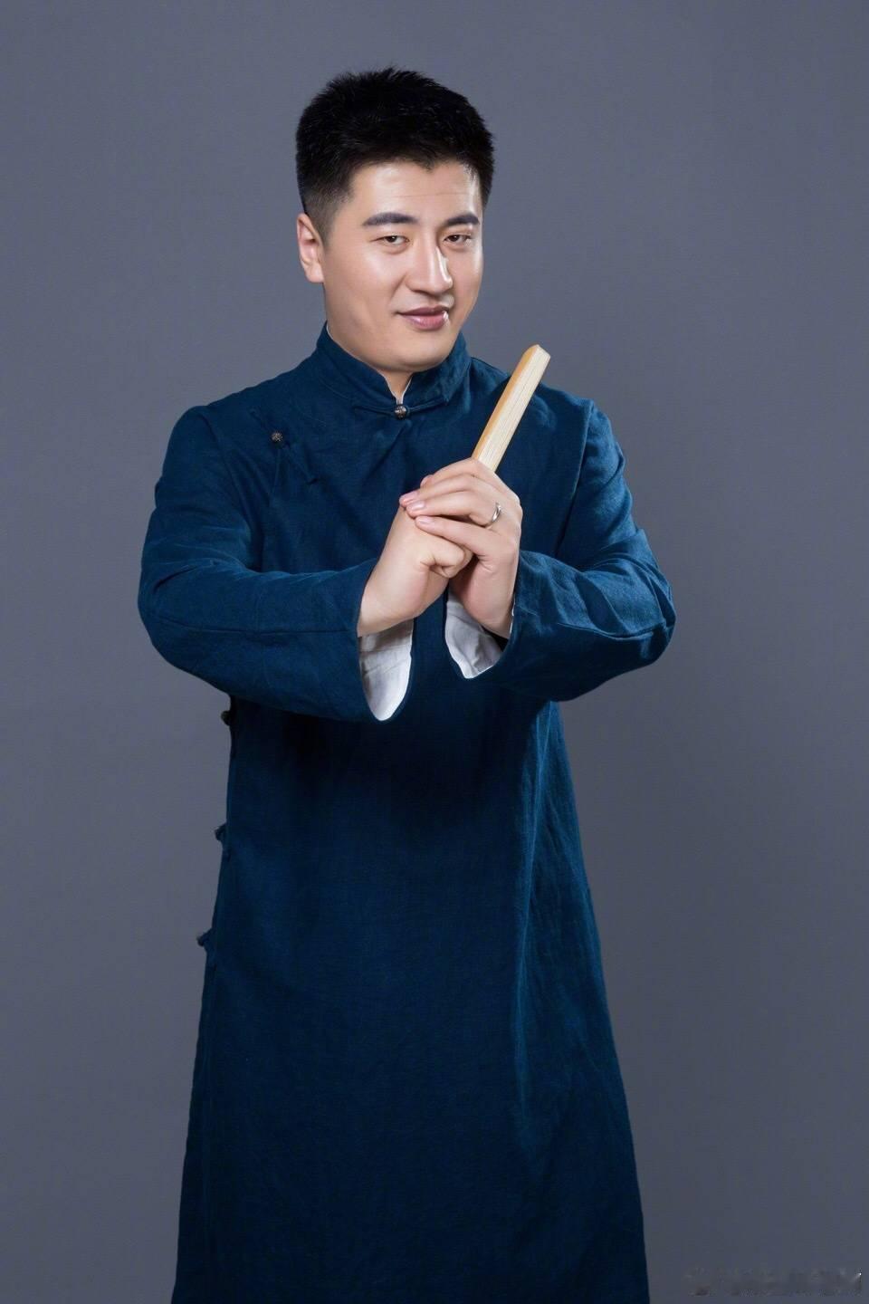 有人认为那个离职的老师说得对，因为填报志愿花个万八的确实太高了！如果是张老师