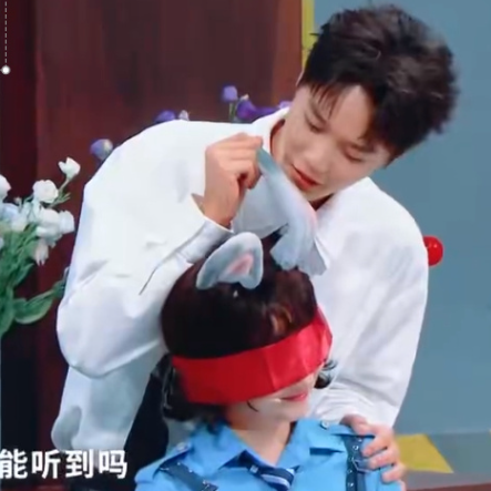 关晓彤现在跟男嘉宾互动都不避嫌了，尤其是这一季的《王牌对王牌》，关晓彤成了男嘉宾