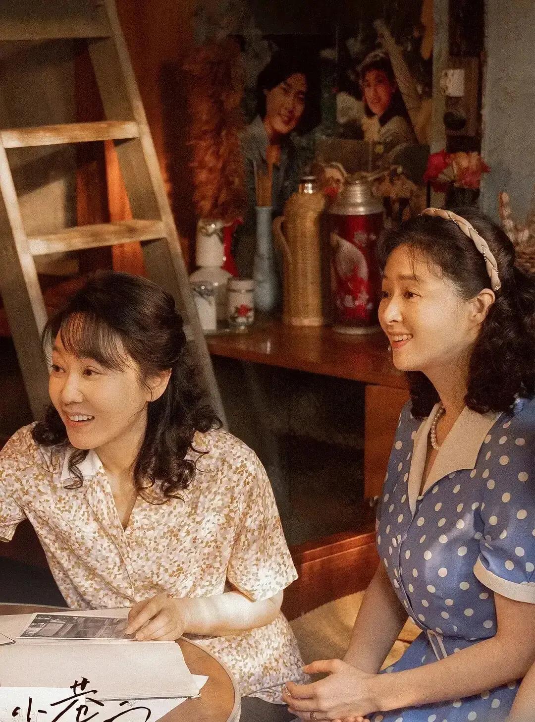 52岁，闫妮才第一次拿到这个奖。你记得她为儿子下跪那场戏吗？在《小巷人家》