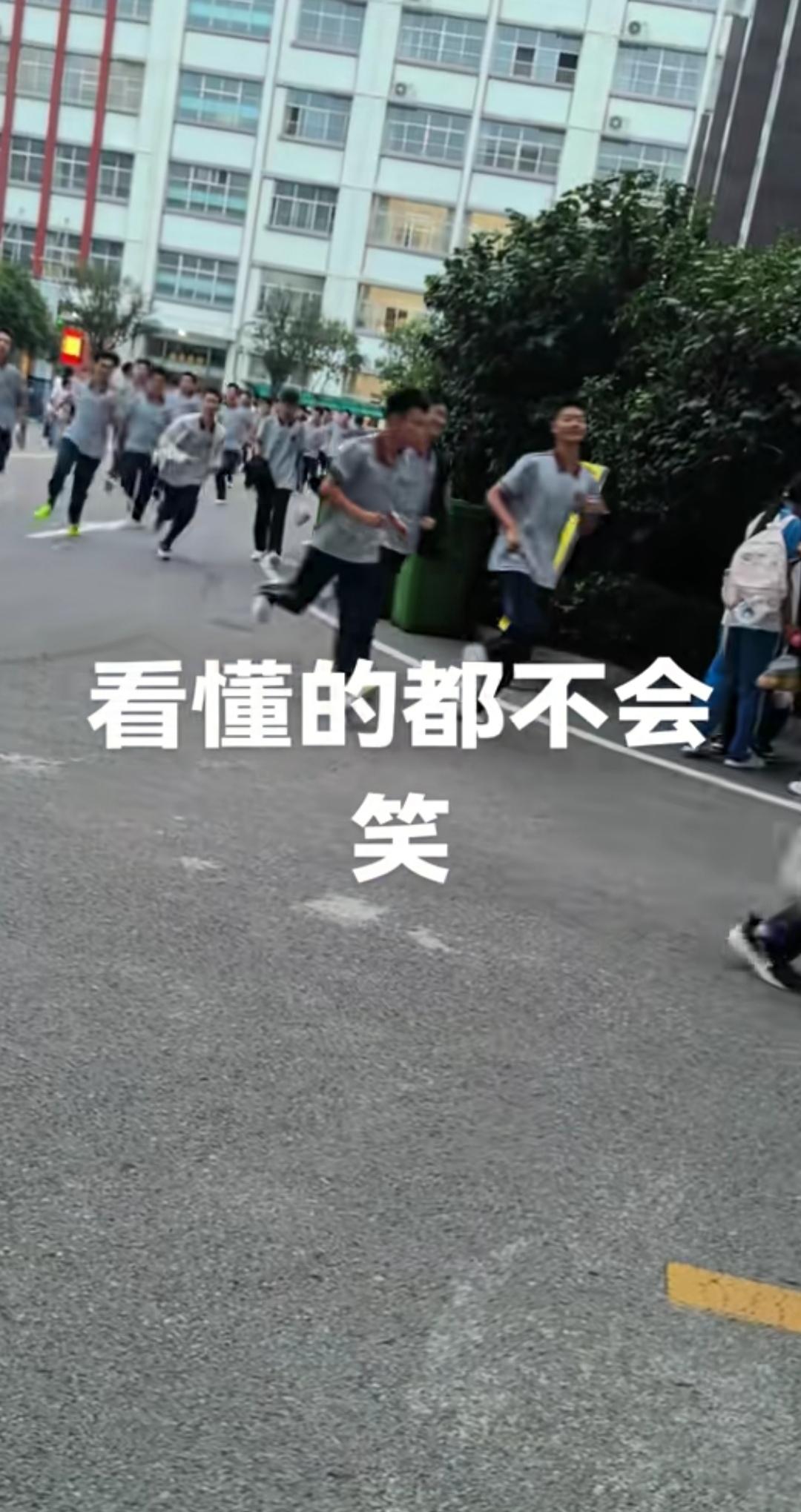 临沂某高中抢饭图。为什么学校食堂不能多做一点饭菜呢，为什么不能多做学生喜欢吃的饭