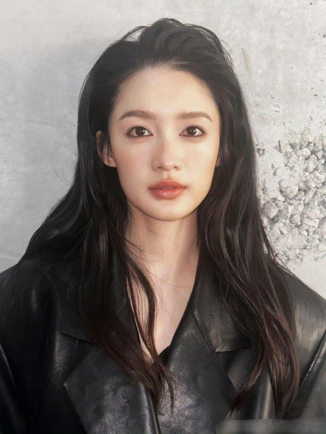 李沁的睡姿顶级美女的自我素养，有大小脸的妹纸除了咀嚼习惯，还有一个就是喜欢侧睡