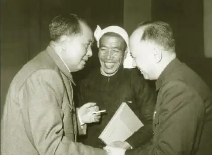 1956年，钱学森参加国宴，可在宴会上竟然找不到自己的座位，就在钱学森尴尬时，毛