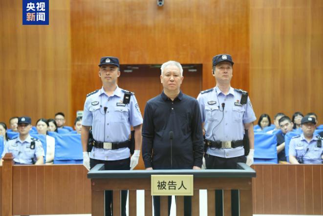 今天许家印无期的消息刷屏了，我比较在意的是许腾鹤和许智健这两个名字,许腾鹤（二