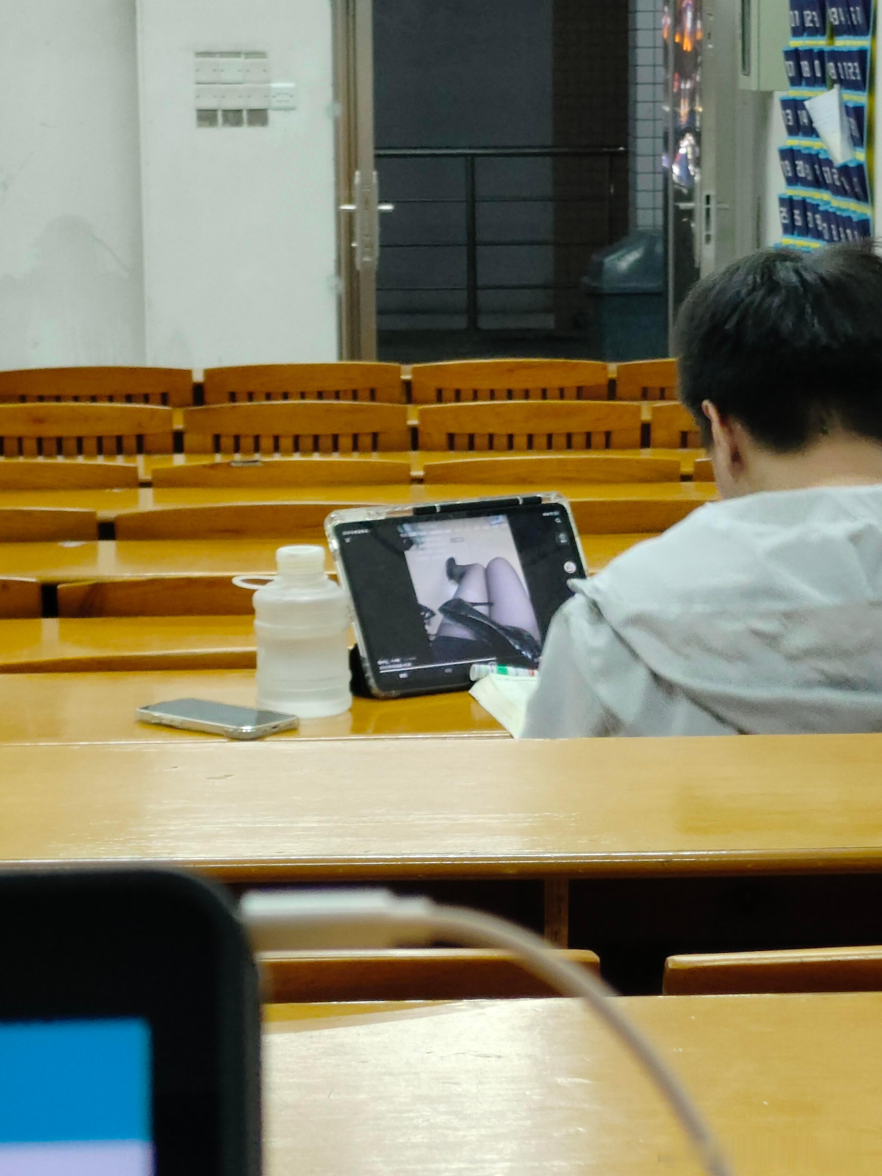 哥你在干嘛在教室自习拍到的，真的很好笑哈哈哈哈哈哈😂