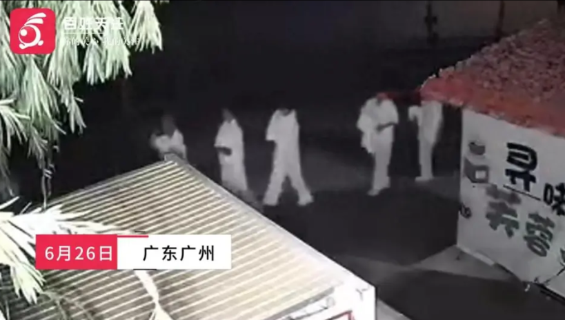 “人就是不能吃太饱！”近日报道，广州花都，一居民凌晨四点起夜，往窗外一看傻眼了！