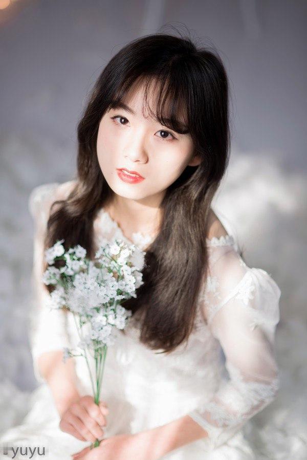 温柔少女手持花束梦幻白纱温柔少女白纱温柔白裙少女轻纱少女照