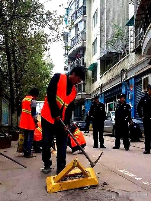 在乌鲁木齐，发生了一件让人目瞪口呆的事。一位中年大哥正走在人行道上，接了个电