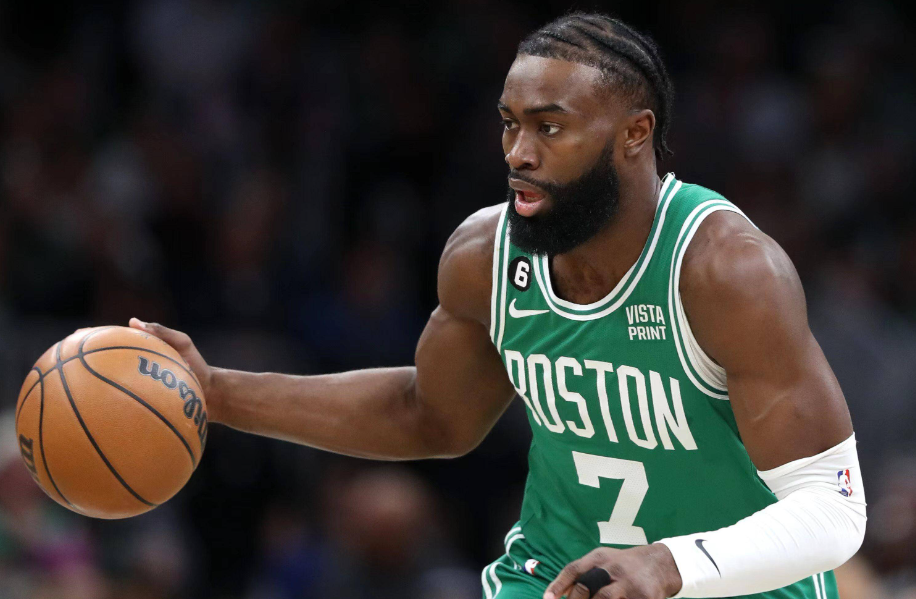 目前最大的问题是打到焦灼时刻，真正的靠谱攻坚点只剩布朗了以前是首发每个人都能持