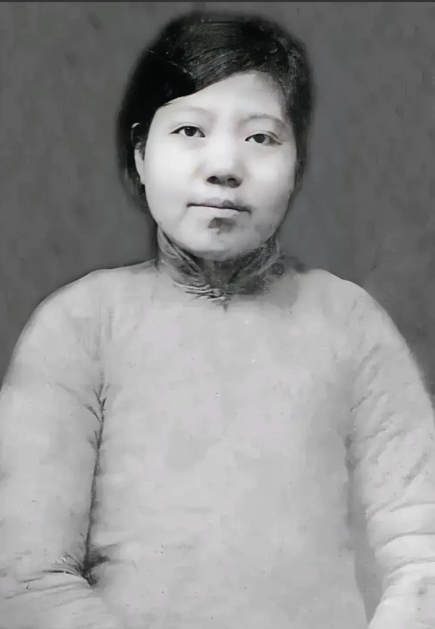 1948年，李青林被捕，特务见她不承认身份，就叫来一个叛徒指认她，看到叛徒时，李