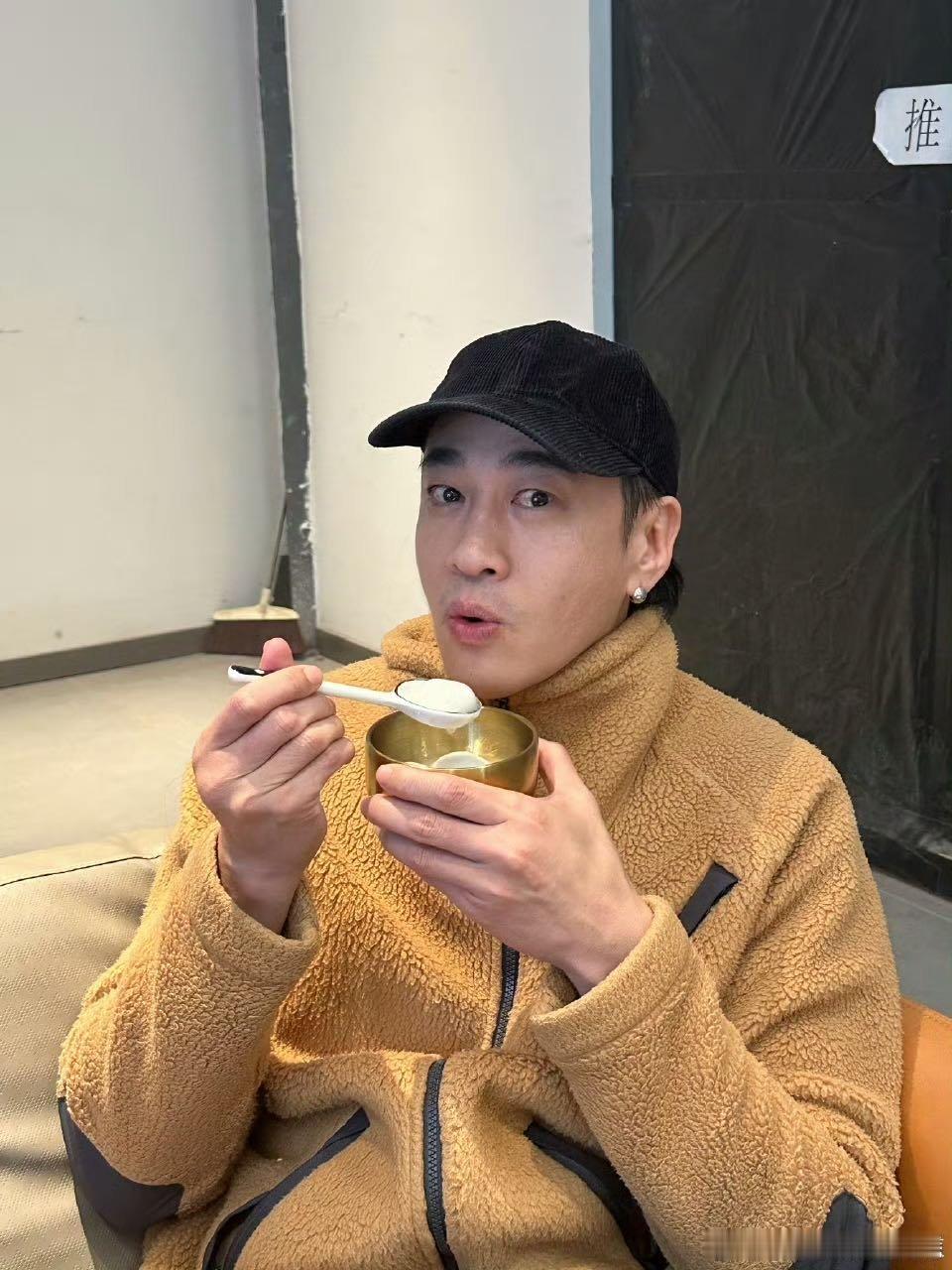 何润东面对粉丝要求主打一个听劝谁能拒绝听劝的何润东，粉丝提的意见全放心上，从直播